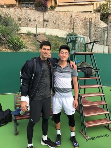 Wu Yibing tras entrenar con Djokovic.