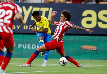 Witsel trata de taponar un disparo de Lozano durante el amistoso ante el Cádiz.