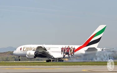 Carlos Bacca hace parte de la imagen del avión del Milan