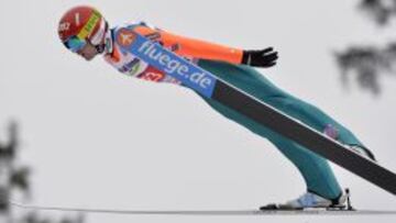 El finlandés Anssi Koivuranta durante la competición en el Cuatro Trampolines.