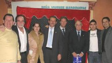 Equipo directivo de la Peña Jóvenes Madridistas de San Vicente del Raspeig (Alicante). De izquierda a derecha: Agustín, Ignacio, María José, José Antonio Campayo, Paco Bonet, Antonio Ruiz, Hagi y J.J. Zaplana.