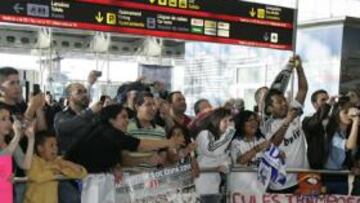 <b>"¡A POR ELLOS, OÉ!" </b>Los aficionados del Madrid no dejaron solo a su equipo en El Prat y le recibieron con cánticos de apoyo para el partido.
