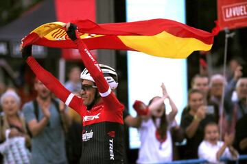 El corredor madrileño del equipo ciclista Trek Alberto Contador pasa por la meta de la última etapa ondeando una bandera de España. 