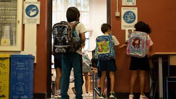 GRAFCAN9156. SANTA CRUZ DE TENERIFE (ESPAÑA), 15/09/2020.- Unos 162.600 alumnos de Infantil y Primaria de Canarias vuelven este martes a las aulas, en la reanudación de las clases presenciales para la gran mayoría de ellos desde que se suspendió la actividad lectiva convencional en los centros el pasado 13 de marzo, debido la pandemia de covid-19. En la imagen, unos niños se desinfectan las manos con gel antes de entrar a clase en el colegio Isabel la Católica, en Santa Cruz de Tenerife. EFE/Miguel Barreto