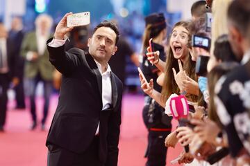 El director José Antonio Bayona se fotografía con los asistentes en la alfombra roja de la gala de clausura del Festival Internacional de Cine de San Sebastián.