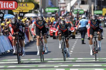 El equipo ciclista BMC Racing de Estados Unidos cruza la línea de meta de la tercera etapa.