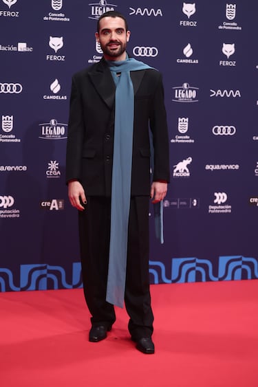 El actor Xorán Fórneas posa en la alfombra roja de los Premios Feroz 2026, en el Pazo da Cultura, en Pontevedra, Galicia. 