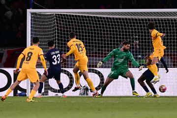 2-3. Andreas Christensen, desde el área pequeña, remata de cabeza un córner muy cerrado y manda el balón al lado izqiuerdo de la portería de Donnarumma.