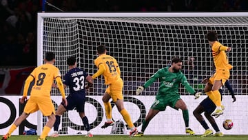 2-3. Andreas Christensen, desde el área pequeña, remata de cabeza un córner muy cerrado y manda el balón al lado izqiuerdo de la portería de Donnarumma.