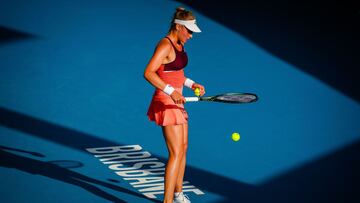 Dayana Yastremska, durante su partido ante Kiki Bertens en el torneo de Brisbane de 2020.