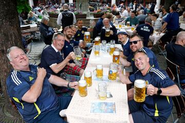 Seguidores escoceses en la cervecería Hofbrauhaus en Múnich
