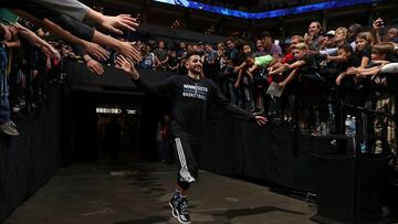 MINNEAPOLIS, MN - OCTOBER 18:  Ricky Rubio #9 of the Minnesota Timberwolves runs out and shakes hands with fans during the public scrimmage on October 18, 2016 at Target Center in Minneapolis, Minnesota. NOTE TO USER: User expressly acknowledges and agrees that, by downloading and or using this Photograph, user is consenting to the terms and conditions of the Getty Images License Agreement. Mandatory Copyright Notice: Copyright 2016 NBAE (Photo by Jordan Johnson/NBAE via Getty Images)
 PUBLICADA 18/04/17 NA MA39 5COL
