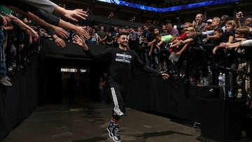 MINNEAPOLIS, MN - OCTOBER 18:  Ricky Rubio #9 of the Minnesota Timberwolves runs out and shakes hands with fans during the public scrimmage on October 18, 2016 at Target Center in Minneapolis, Minnesota. NOTE TO USER: User expressly acknowledges and agrees that, by downloading and or using this Photograph, user is consenting to the terms and conditions of the Getty Images License Agreement. Mandatory Copyright Notice: Copyright 2016 NBAE (Photo by Jordan Johnson/NBAE via Getty Images)
 PUBLICADA 18/04/17 NA MA39 5COL