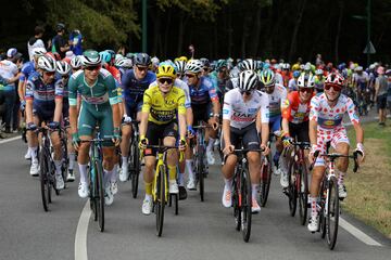 (De izquierda a derecha) el ciclista belga de Alpecin-Deceuninck, Jasper Philipsen, con el maillot verde de mejor velocista, el ciclista danés de Jumbo-Visma, Jonas Vingegaard, con el maillot amarillo de líder de la general, el ciclista esloveno del UAE Team Emirates, Tadej Pogacar, con el maillot blanco de mejor ciclista joven y el ciclista italiano de Lidl - Trek, Giulio Ciccone, con el maillot de lunares de mejor escalador. Durante la 21ª y última etapa de la 110ª edición de la carrera ciclista del Tour de Francia.