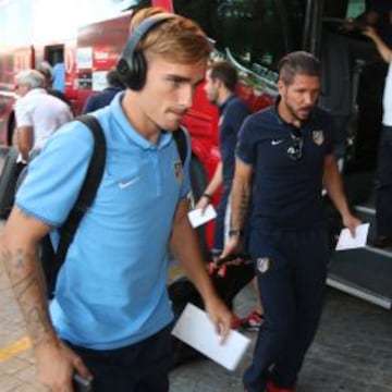 El Atlético llegó ayer a Almería. Un centenar de aficionados aguardaron al conjunto rojiblanco a su llegada al hotel de concentración. El Cholo y Griezmann fueron los más solicitados.