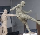 Una escultura de un gol eterno: homenaje a Iniesta en Albacete