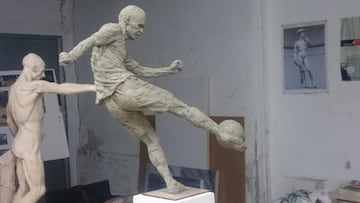 Maqueta del proyecto de escultura de Iniesta del artista Javier Molina. 