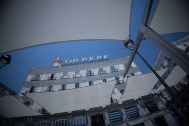 Toldos instalados por el Ayuntamiento de Madrid en la Puerta del Sol. El Ayuntamiento de Madrid defiende la instalación de toldos desmontables en la Puerta del Sol, argumentando que es un Bien de Interés Cultural (BIC) donde no se pueden plantar árboles ni instalar estructuras permanentes.
02 JULIO 2025
Eduardo Parra / Europa Press
02/07/2025