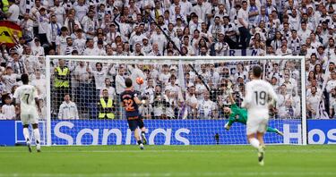 Zapatazo de Mbappé que fue directo al ángulo de la escuadra de la portería del Celta.