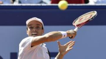 El tenista español Roberto Bautista golpea la bola contra el suizo Henri Laaksonen.