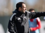 Antxón Muneta, técnico del Mirandés, durante un entrenamiento.