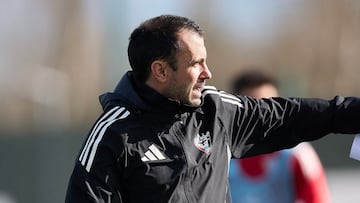Antxón Muneta, técnico del Mirandés, durante un entrenamiento.