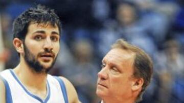 Ricky Rubio conversa con Flip Saunders (entrenador y presidente de los Timberwolves), tras un partido de pretemporada.