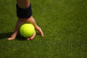 Un chico preparado para dar la pelota de tenis a los jugadores.