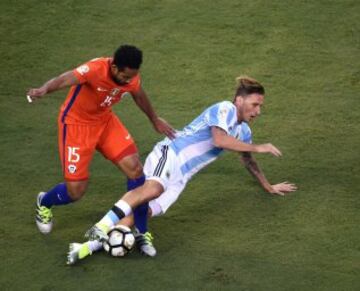 Lucas Biglia y Jean Beausejour pelean el esférico.