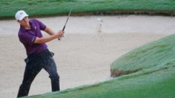 Jordan Spieth la saca del bunker en el hoyo 17. 