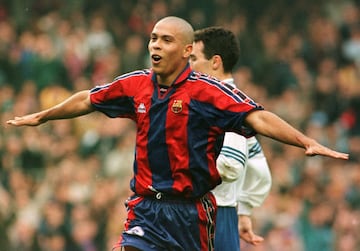 En 1996, Ronaldo firmaba un contrato con el F.C. Barcelona por 8 años, y el club catalán pagaba al PSV 20 millones de dólares. En los meses de verano de 1997, incluso antes de terminarse la temporada de fútbol, Ronaldo dejó el Barcelona con intención de fichar por un equipo italiano que resultó ser el Inter de Milán.