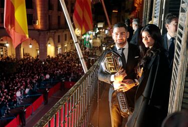 Después de proclamarse campeón del mundo del peso pluma de la UFC, Ilia Topuria es recibido por más de 8.000 aficionados en la plaza del Ayuntamiento de Alicante. 'El Matador' con su pareja, Giorgina Uzcategui.