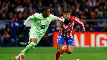 Soccer Football - LaLiga - Atletico Madrid v FC Barcelona - Metropolitano, Madrid, Spain - March 16, 2025 FC Barcelona's Alejandro Balde in action with Atletico Madrid's Giuliano Simeone REUTERS/Susana Vera