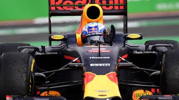 Ricciardo explolt&oacute; en su Red Bull al acabar la carrera de M&eacute;xico.