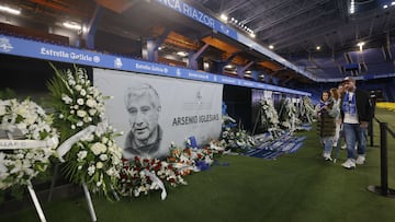 Colas en la capilla ardiente de Arsenio Iglesias en Riazor.