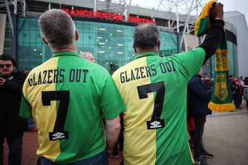 Soccer Football - FA Cup - Fifth Round - Manchester United v Fulham - Old Trafford, Manchester, Britain - March 2, 2025  Manchester United fans wear Glazers out shirts in protest against the Glazer family's ownership of the club before the match REUTERS/Phil Noble