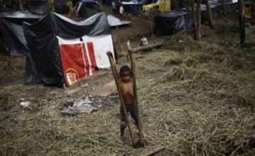 Miembros del Movimiento de los Trabajadores Sin Techo de Brasil (MTST) trabajan en la construcción de las chozas en el campamento "La Copa Mundial de los Pueblos", que alberga una estimación de 2.800 familias del movimiento.
