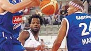 <b>FORTALEZA. </b>El Estudiantes basa su juego en el interior, con la aportación imprescindible de Rubén Garcés (derecha).