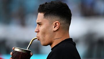 AVELLANEDA, ARGENTINA - DECEMBER 04: Juan Fernando Quintero of Racing Club drinks mate prior to the Liga Profesional 2024 between Racing Club and Estudiantes at Presidente Peron Stadium on December 04, 2024 in Avellaneda, Argentina. (Photo by Rodrigo Valle/Getty Images)