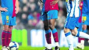 <b>DESOLADOS. </b>Xavi y Etoo se disponen a sacar de centro instantes después de que De la Peña, celebrándolo en la imagen, hubiera marcado el 0-2 momentáneo.