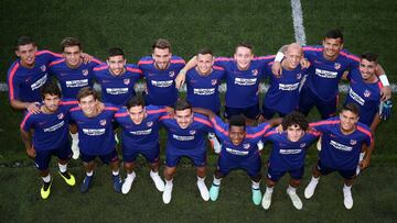 Los 16 canteranos que hacen la pretemporada con el primer equipo del Atlético de Madrid posan para un medio gráfico.