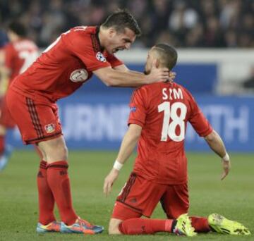 El centrocampista del Leverkusen Sidney Sam (R) celebra después de anotar durante el partido de la UEFA Champions League del partido de vuelta entre París Saint-Germain FC y el Bayer Leverkusen en el estadio Parc des Princes