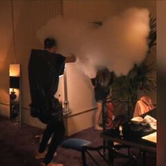 Lo que hace Piqué por Shakira: 'se traga' el humo de un extintor