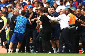 Al finalizar del partido, en el momento del saludo los dos entrenadores vuelven a encararse y terminan los dos expulsados.