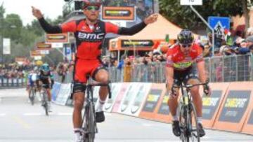 El belga Greg Van Avermaet (izquierda) del BMC celebra su victoria y auparse al liderato de la general de la Tirreno Adriático tras imponerse en la sexta etapa, disputada entre Castelraimondo y Cepagatti, de 210 kilómetros.