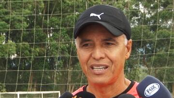 Alexis Mendoza en zona mixta hablando de Junior y Union Magdalen