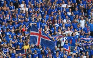 46% (aprox) of the Icelandic population at the match