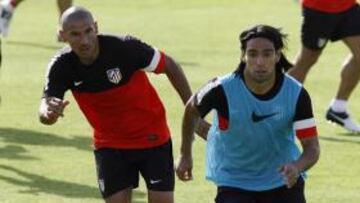 <b>BUEN AMBIENTE. </b>Falcao pelea un balón con Cata ayer.