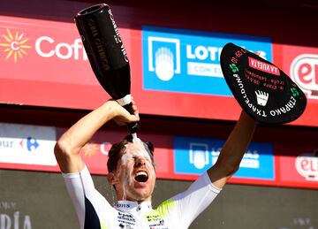 El ciclista portugués del equipo Intermarche Wanty, Rui Costa, celebra en el podio su victoria en la etapa 15 de la vuelta ciclista a España 2023.