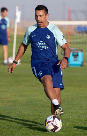 Gustavo López, ya con balón, a los seis días de debutar en el cuerpo técnico del Cholo. 